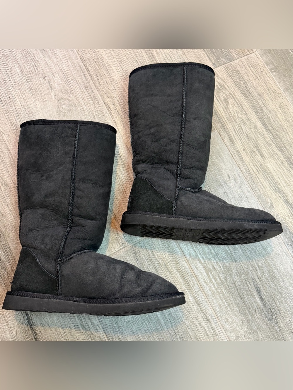UGG Women's Classic Tall Black Winter Boot Sheep Skin Lining size US 6